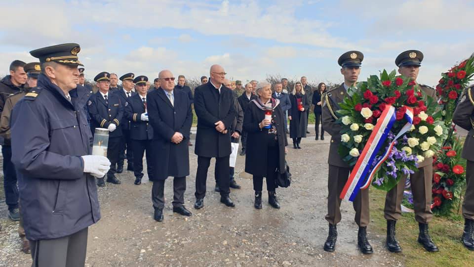 Polaganje vijenaca i paljenje svijeća kod spomenika