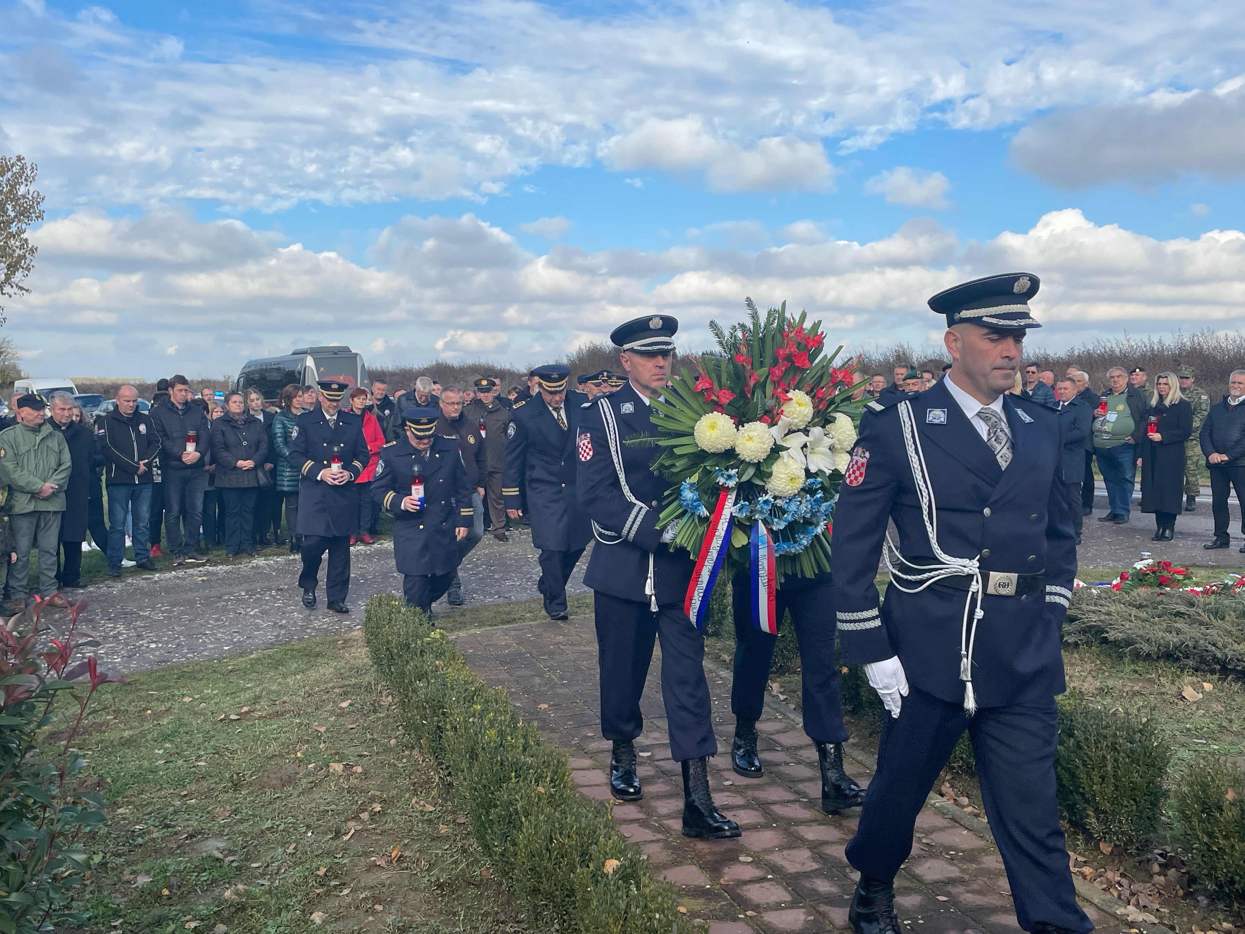 Polaganje vijenaca kod spomenika u Jarmini