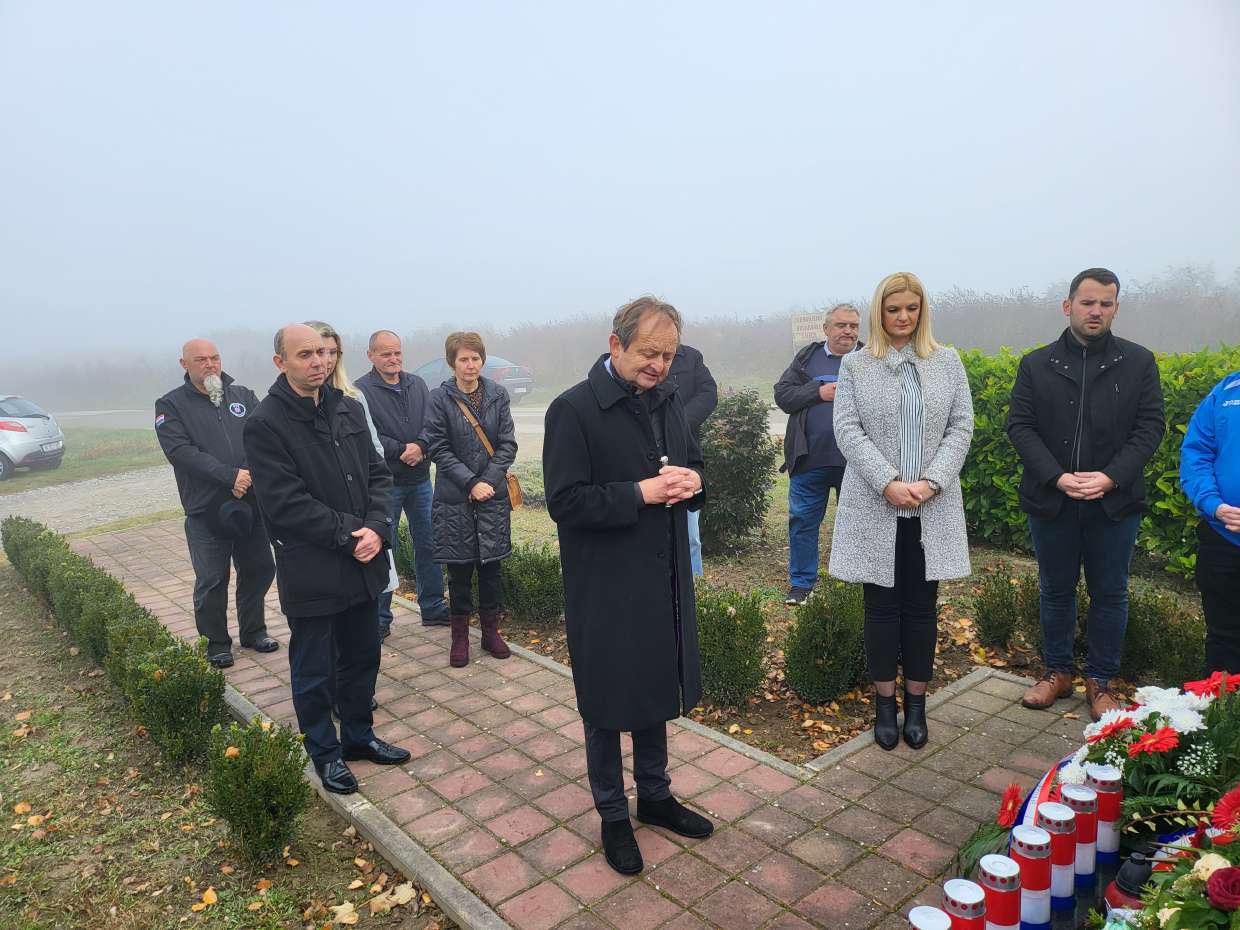 Sudionici polaganja vijenaca u Jarmini