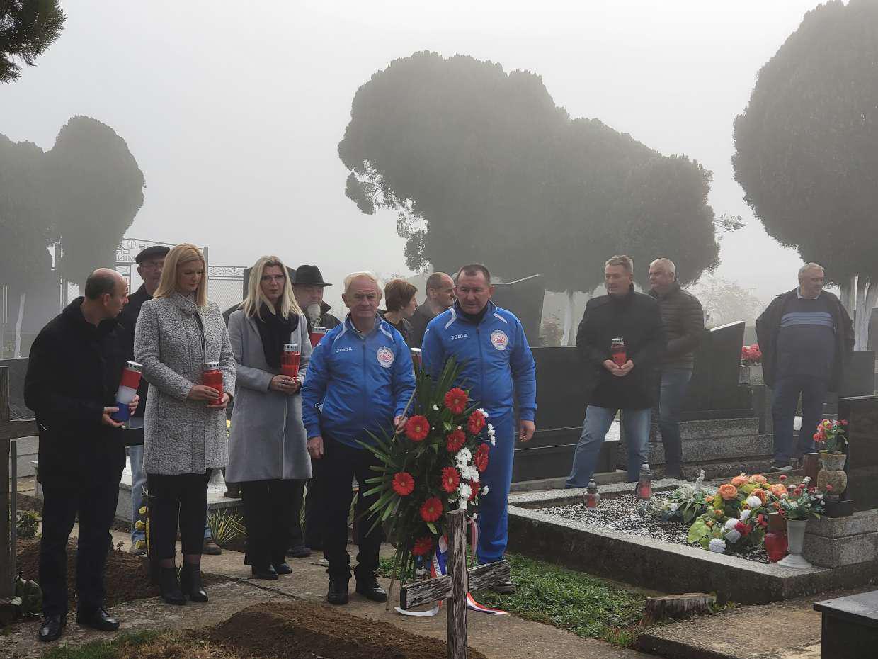 Polaganje vijenaca kod spomenika žrtvama Domovinskog rata