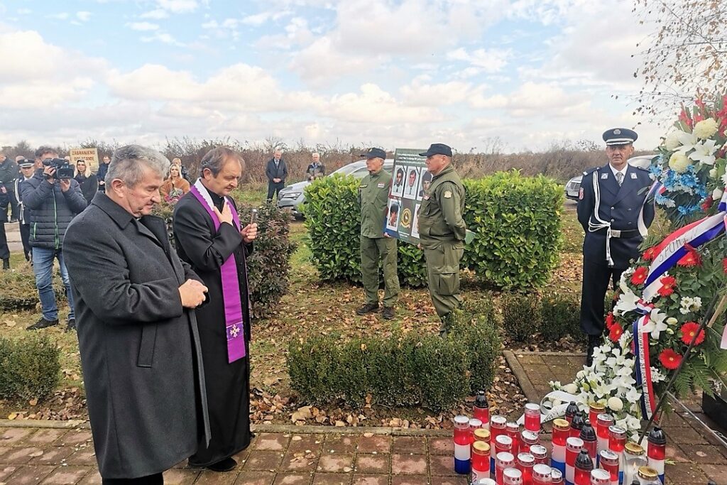 Odavanje počasti kod spomenika u Jarmini