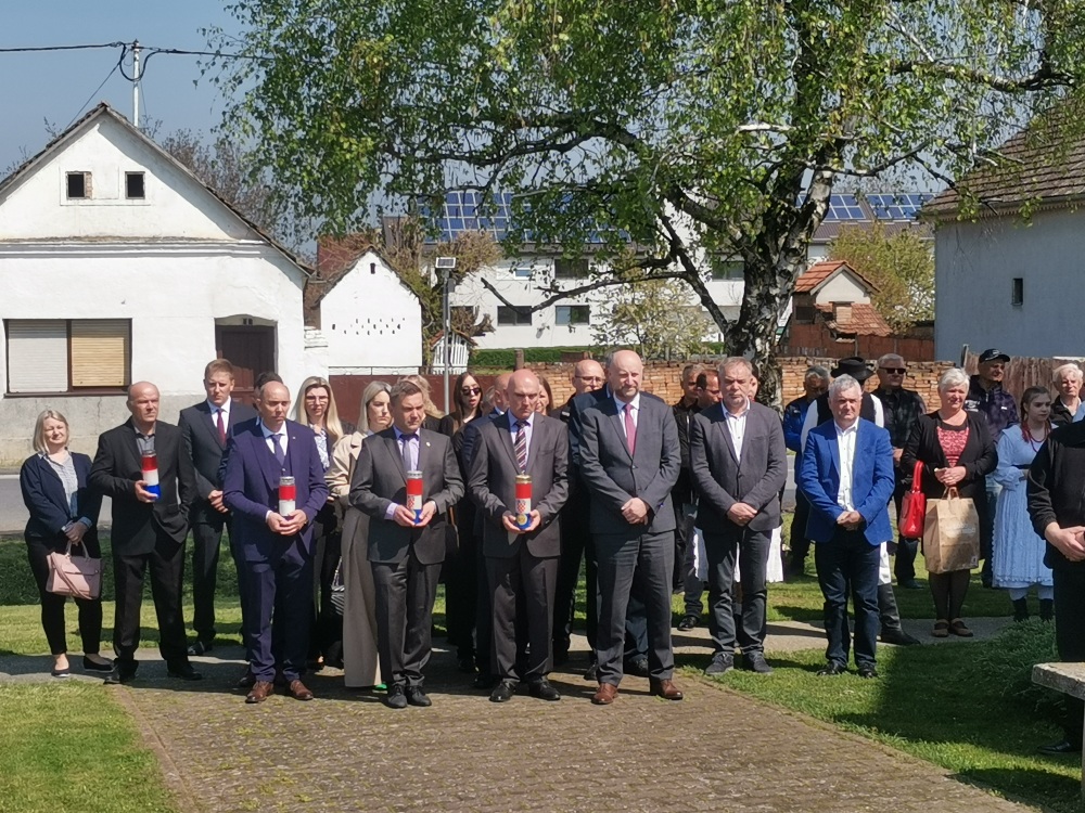 Odavanje počasti poginulima u Domovinskom ratu