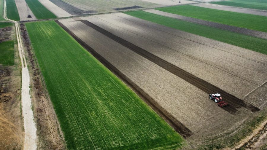 Poljoprivredni radovi na polju tijekom pripreme za sjetvu